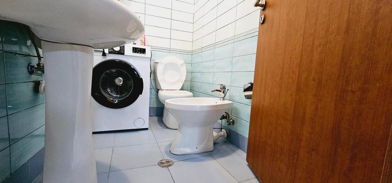 New Bazaar Side Bliss 2 Bed Room Apt With Free Garage Tiranë Ngoại thất bức ảnh